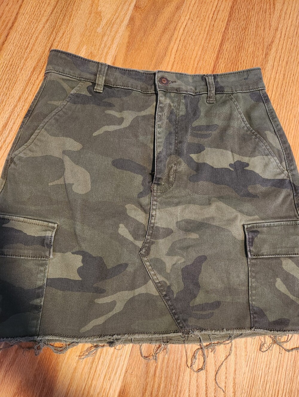 Hollister Camo Cargo High Rise Jean/Skirt Size 7 With Stretch Good Condition